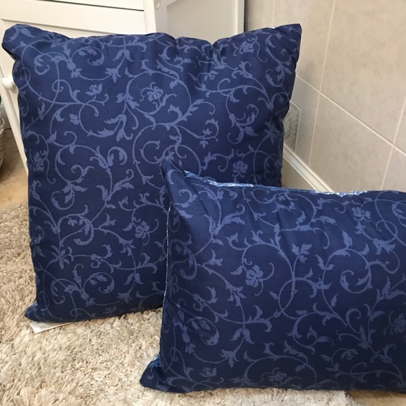 Decorative accent pillows set of 2 blue and white - Picture 4 of 4